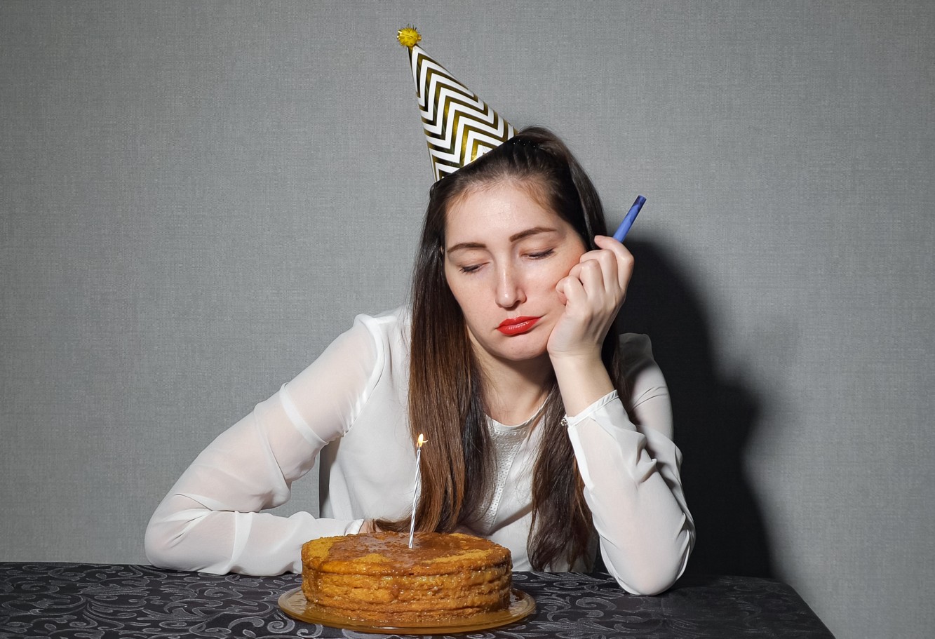 Mulher com tristeza de aniversário