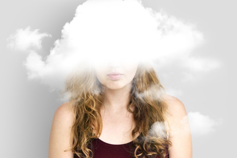 Mulher com nuvens na cabeça representando a depressao.