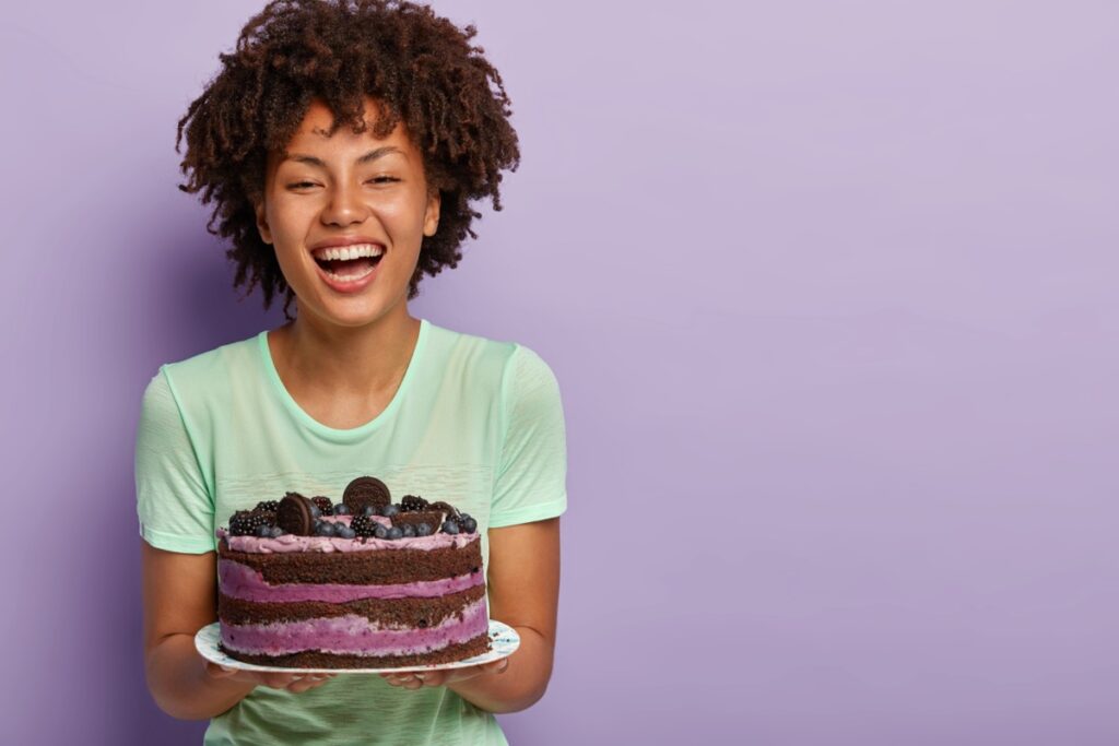 Mulher com bolo representando assexualidade feminina. 