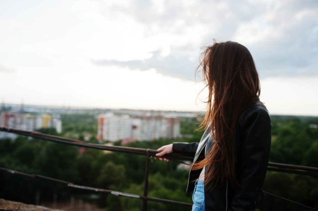 Adolescente solitária vendo a paisagem.